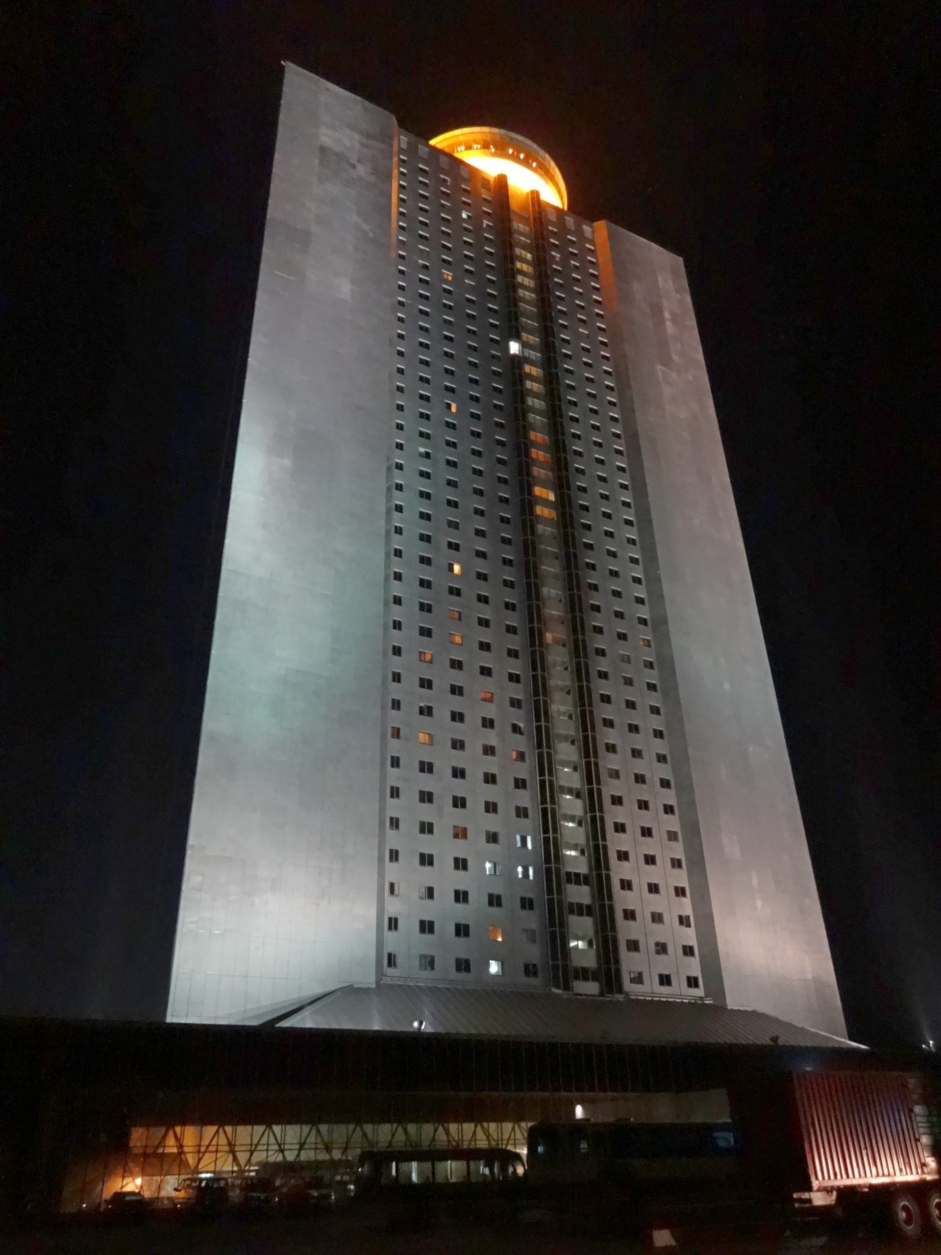 Yanggakdo_International_Hotel_front_side_by_night